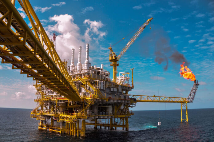 Saudi Arabia Disregards Oil Glut, Reopens Dormant Oil Field